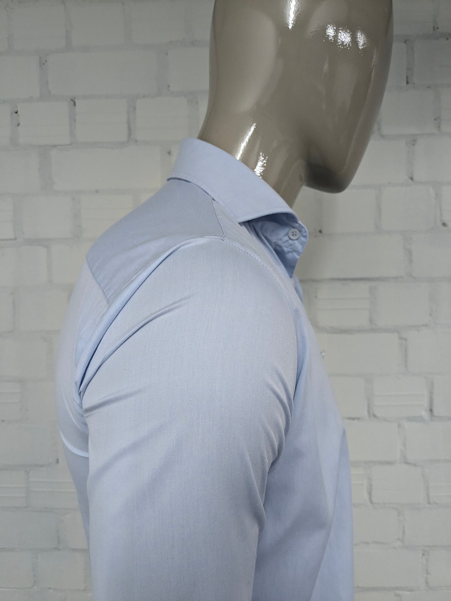 Profuomo overhemd. Licht Blauw gekleurd. Maat 37 / S. slim fit.