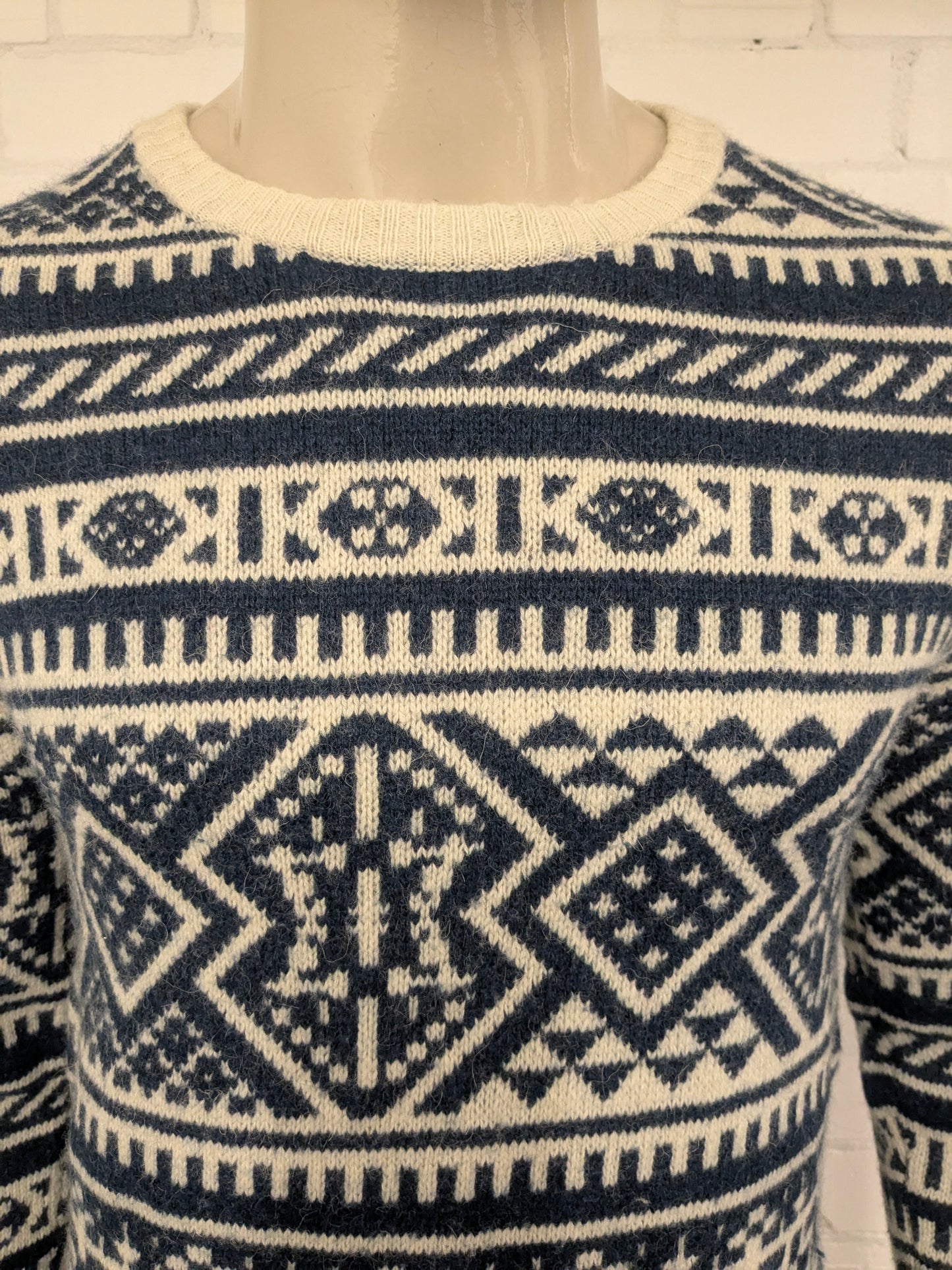 Brandloser Wollpullover. Blau Beige gefärbt. Größe M.