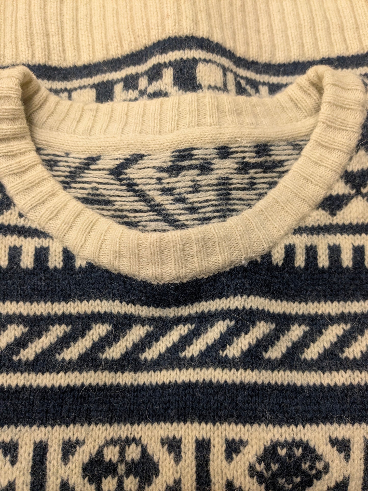 Brandloser Wollpullover. Blau Beige gefärbt. Größe M.