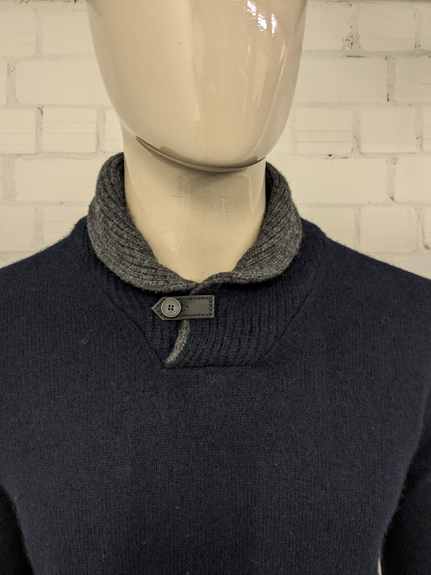 Hackett Woollen -Pullover mit sportlichem Kragen. Dunkelblau gefärbt. Größe M.