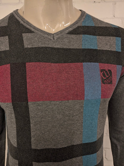 Kult-Edition-Pullover mit V-Ausschnitt. Grau blau rosa gefärbt. Größe L.