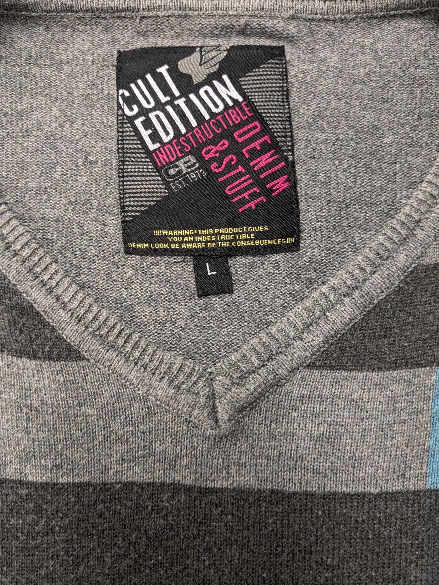 Kult-Edition-Pullover mit V-Ausschnitt. Grau blau rosa gefärbt. Größe L.