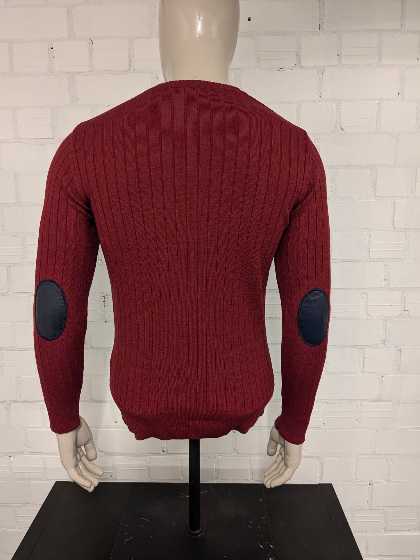 Cerace -Pullover mit Ellbogenflecken. Rot gestreiftes Motiv. Größe M.