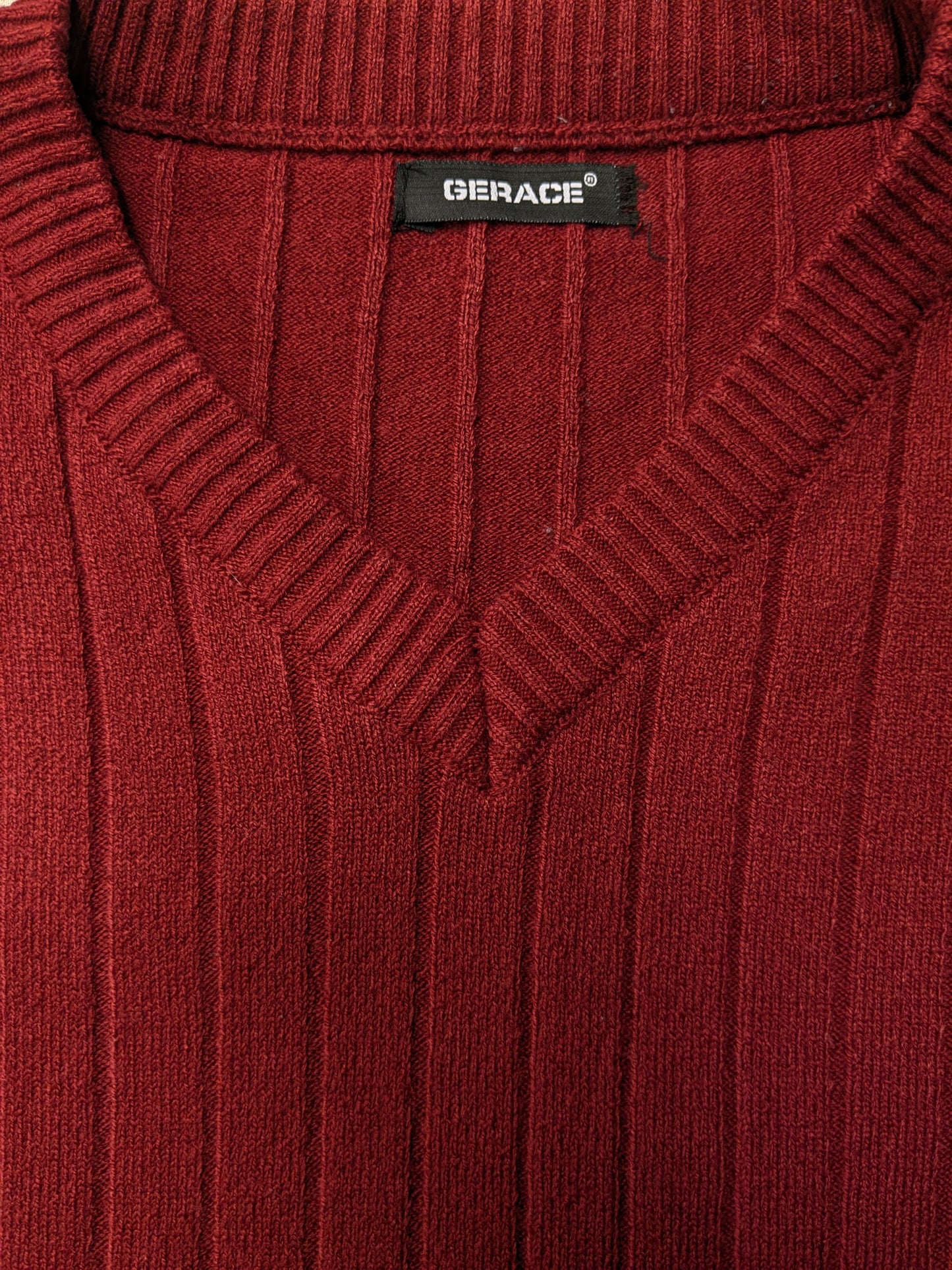 Cerace -Pullover mit Ellbogenflecken. Rot gestreiftes Motiv. Größe M.