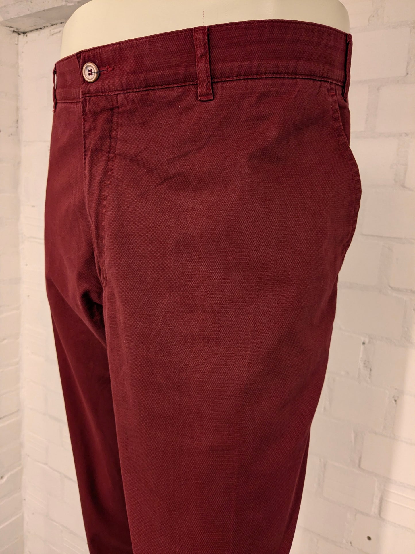 Meyer & Meyer broek / pantalon. Rood motief. Maat 58 / XXL - 2XL.