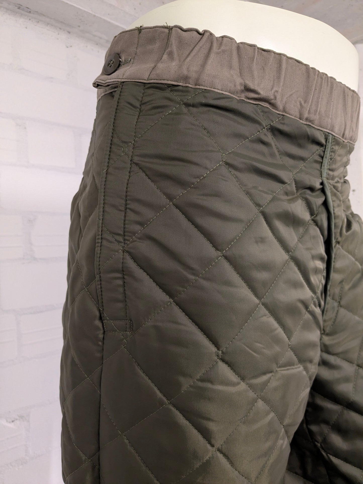 Army / Leger gewatteerde / padded 3/4e broek met klittenbandsluiting. Groen gekleurd. Maat S.