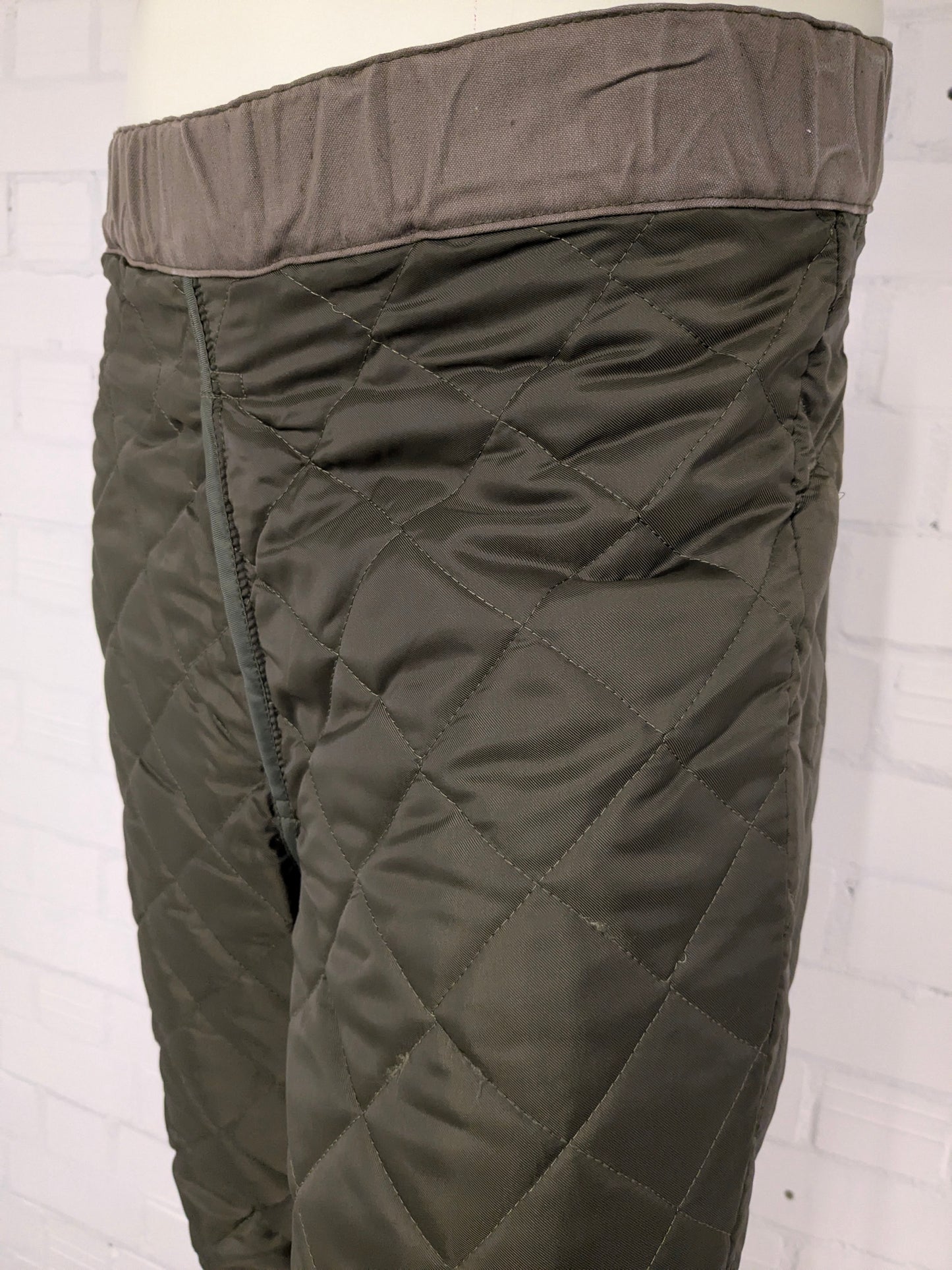 Army / Leger gewatteerde / padded 3/4e broek met klittenbandsluiting. Groen gekleurd. Maat S.