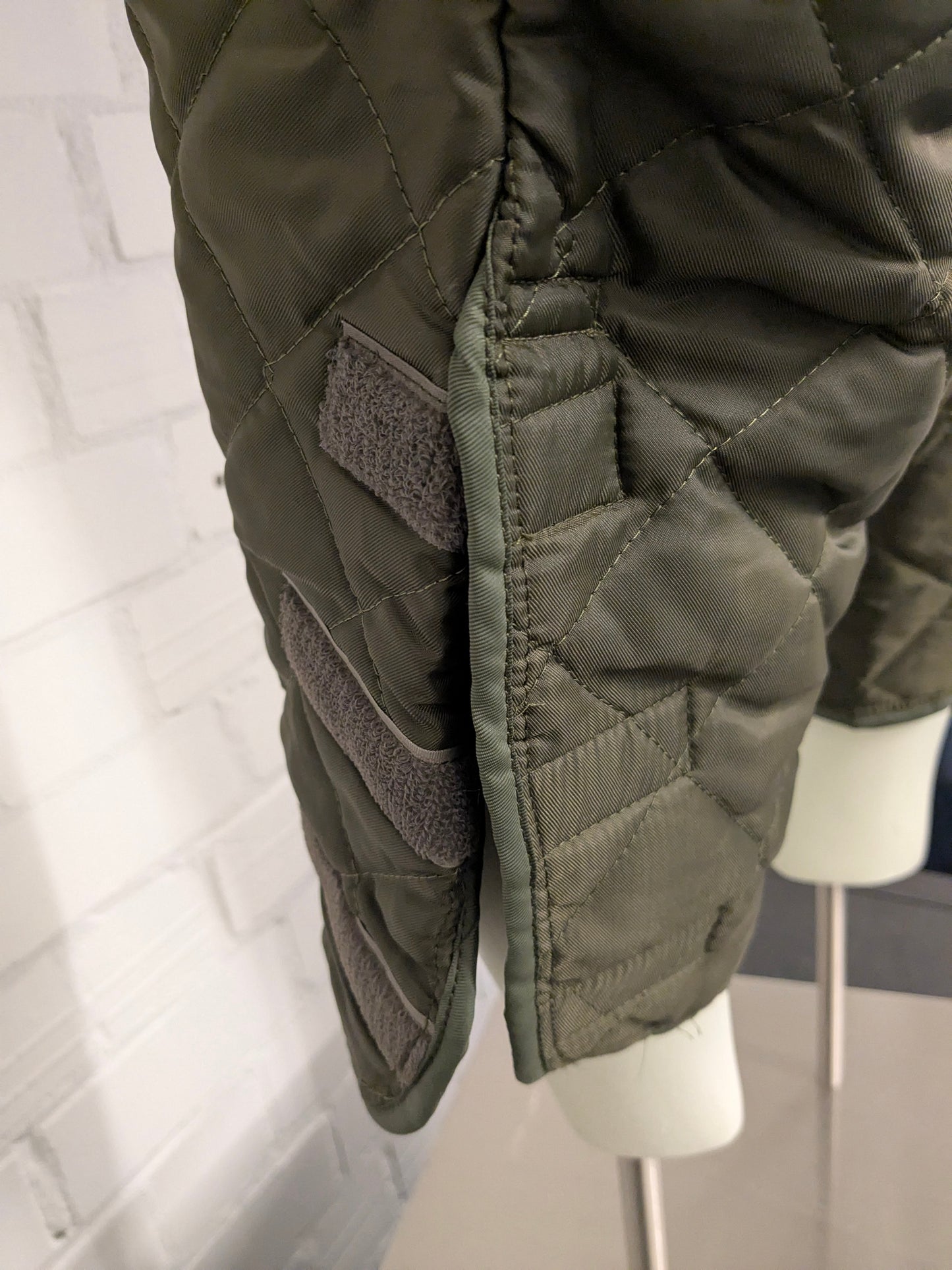 Army / Leger gewatteerde / padded 3/4e broek met klittenbandsluiting. Groen gekleurd. Maat S.