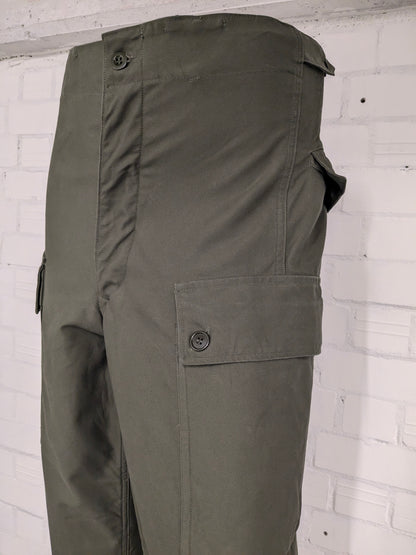 Army / Leger High Waist Cargo broek. Donker Groen gekleurd. licht gevoerd. Maat M. (1975)