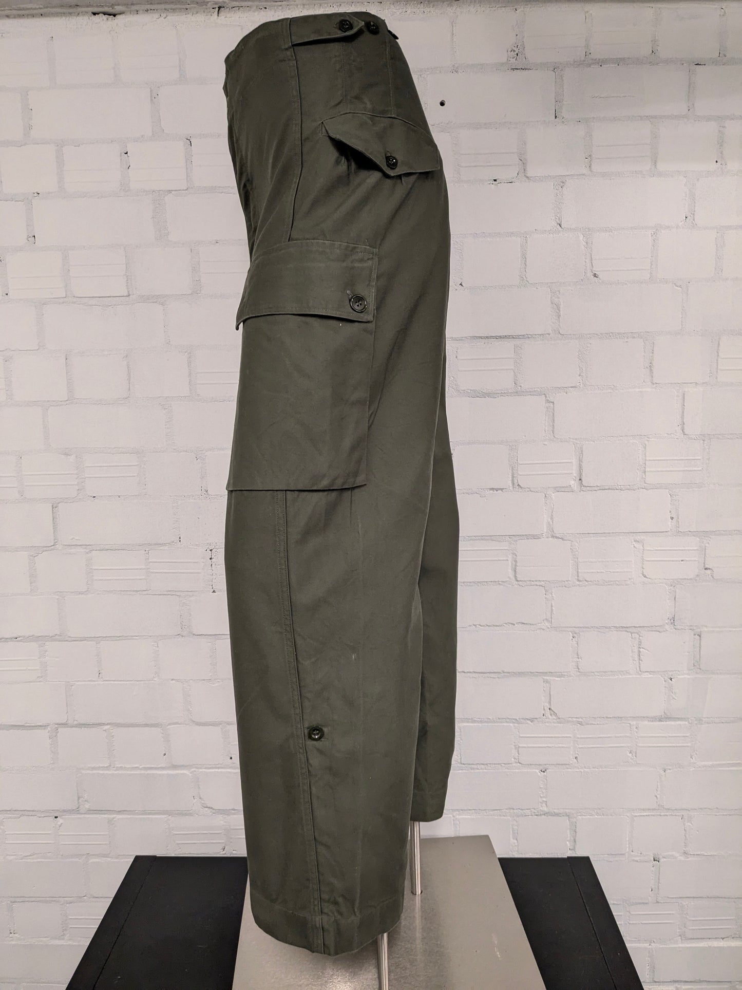 Army / Leger High Waist Cargo broek. Donker Groen gekleurd. licht gevoerd. Maat M. (1975)