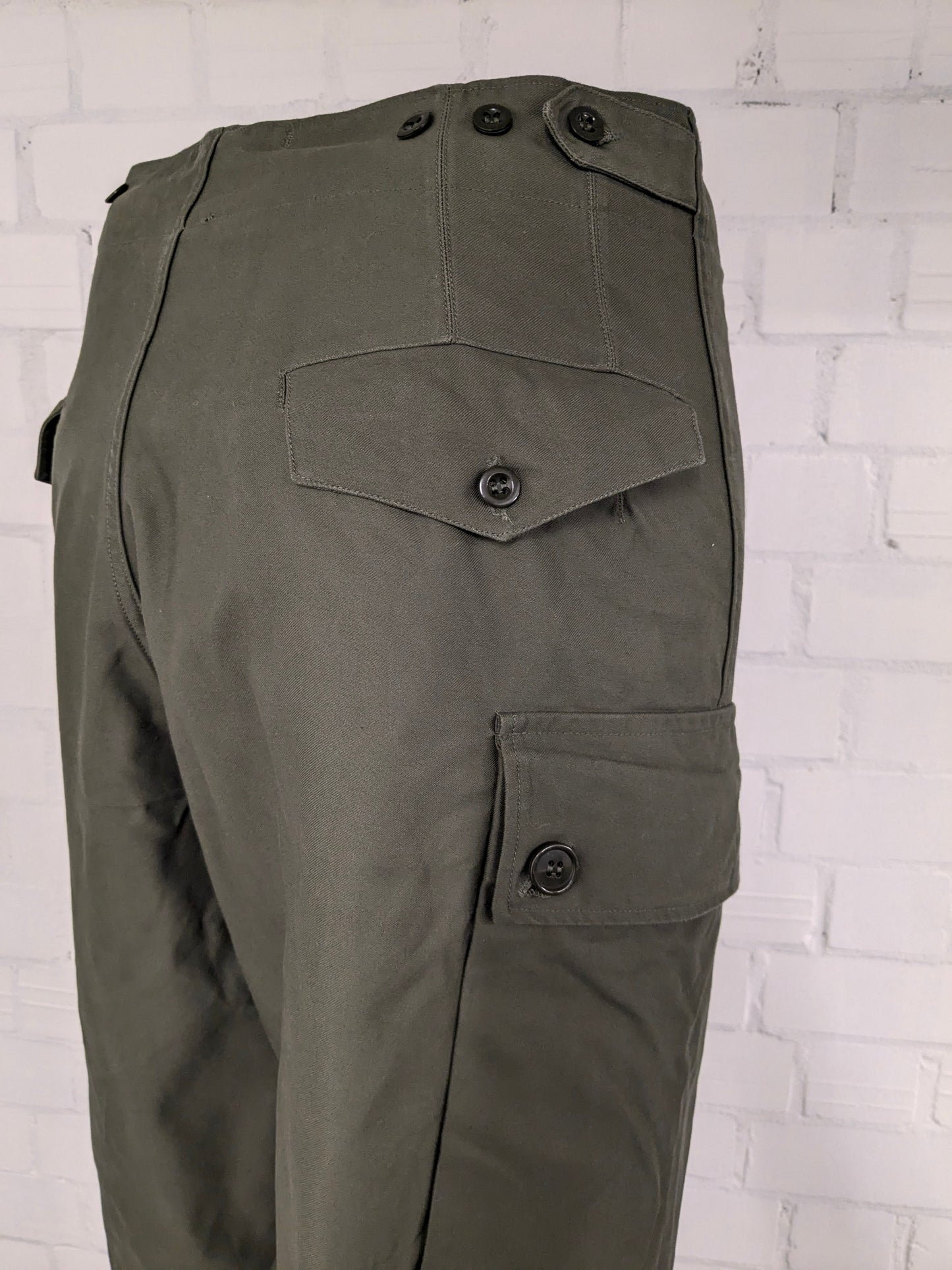 Army / Leger High Waist Cargo broek. Donker Groen gekleurd. licht gevoerd. Maat M. (1975)