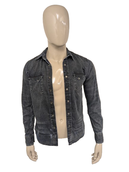 Nudie Jeans co spijkerstof overhemd met drukknopen. Faded Look. Donker Blauw gekleurd. Maat S.