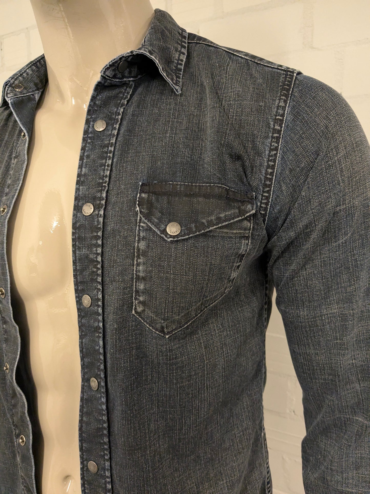 Nudie Jeans co spijkerstof overhemd met drukknopen. Faded Look. Donker Blauw gekleurd. Maat S.