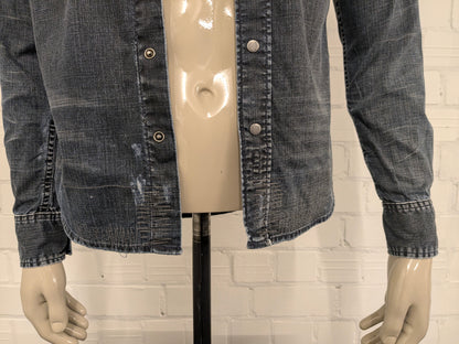 Nudie Jeans co spijkerstof overhemd met drukknopen. Faded Look. Donker Blauw gekleurd. Maat S.