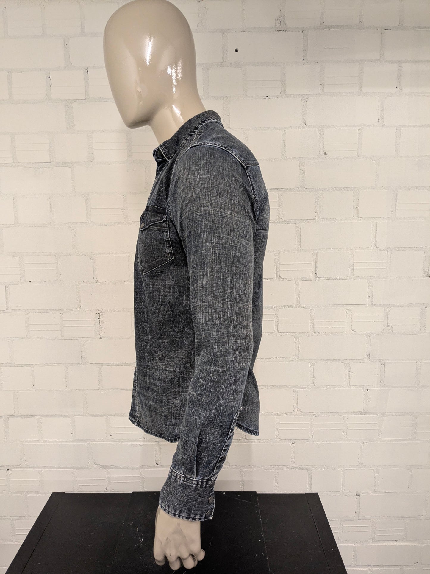 Nudie Jeans co spijkerstof overhemd met drukknopen. Faded Look. Donker Blauw gekleurd. Maat S.