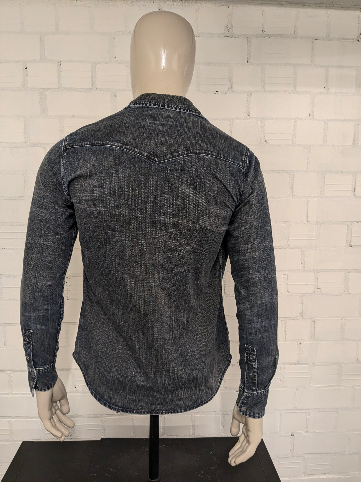 Nudie Jeans co spijkerstof overhemd met drukknopen. Faded Look. Donker Blauw gekleurd. Maat S.