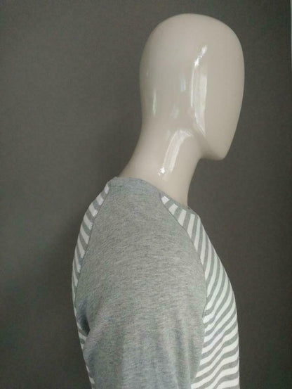 Maglione del pinguino. Motivo a strisce bianco grigio. Taglia l / xl