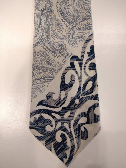 Tie millésime faite à la main du frère. Motif blanc / bleu. Polyester.