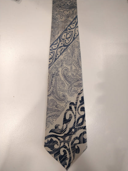 Tie millésime faite à la main du frère. Motif blanc / bleu. Polyester.