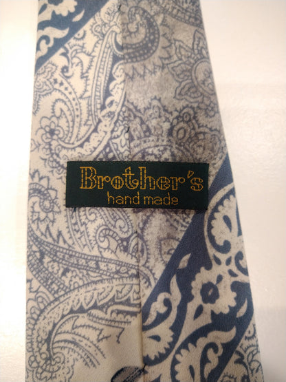 Tie millésime faite à la main du frère. Motif blanc / bleu. Polyester.