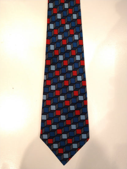 Tie à la soie de consigne. Motif bleu rouge gris rouge.