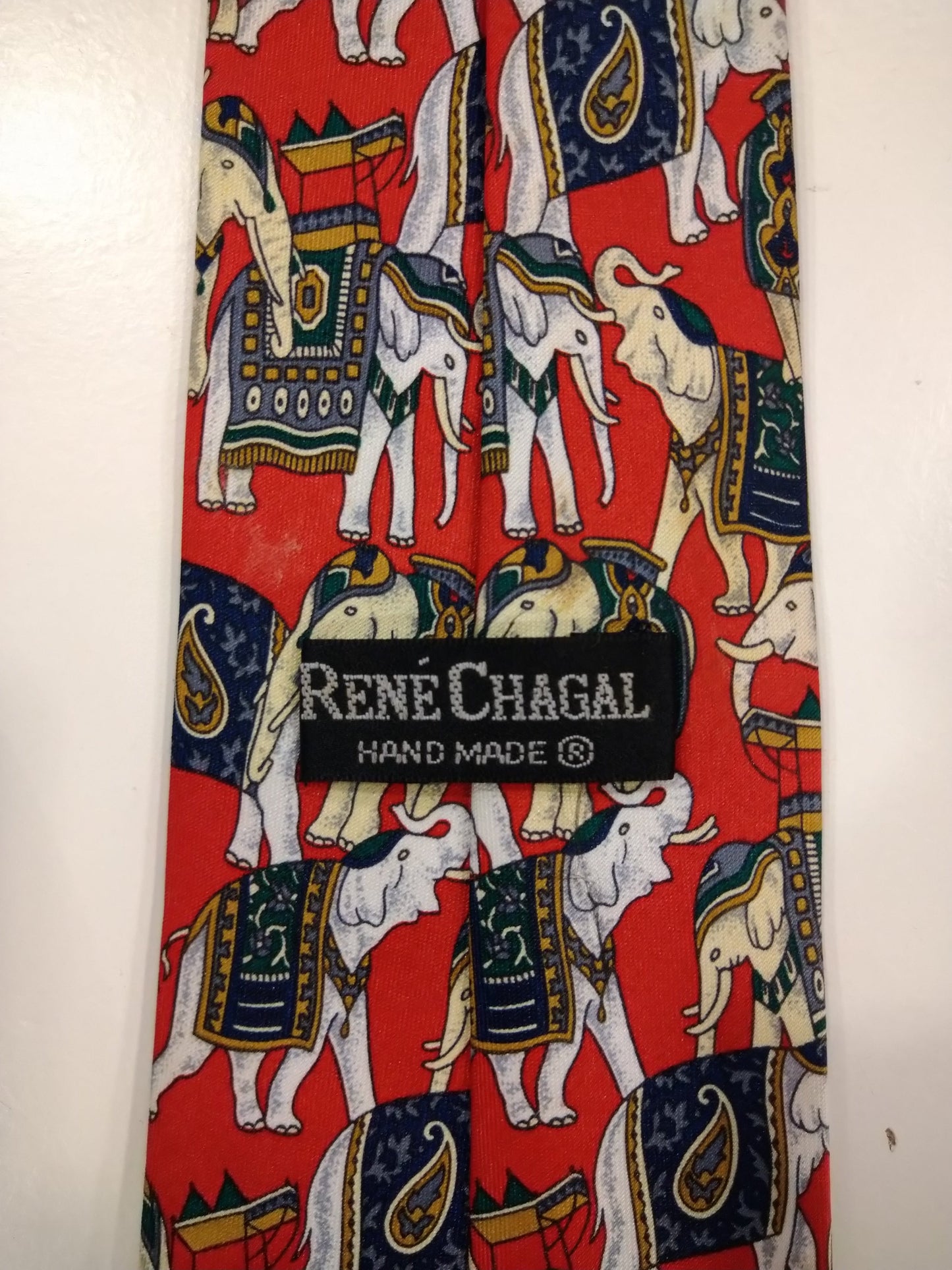 René Chagal hand made zijde stropdas. Rood olifanten motief.