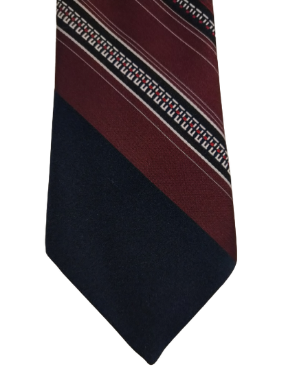 Tie en polyester Pierre d'Este. Noir séparé avec motif à rayures marron.