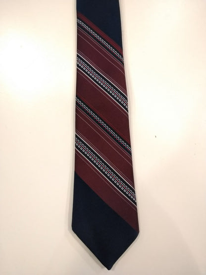 Tie en polyester Pierre d'Este. Noir séparé avec motif à rayures marron.