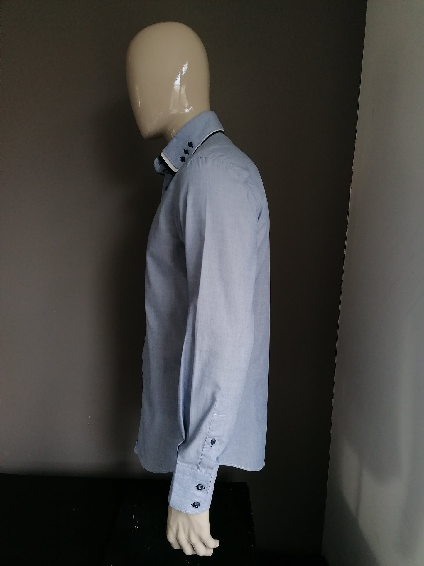 Camisa Doramafi. Motivo blanco azul. Tamaño XL / L