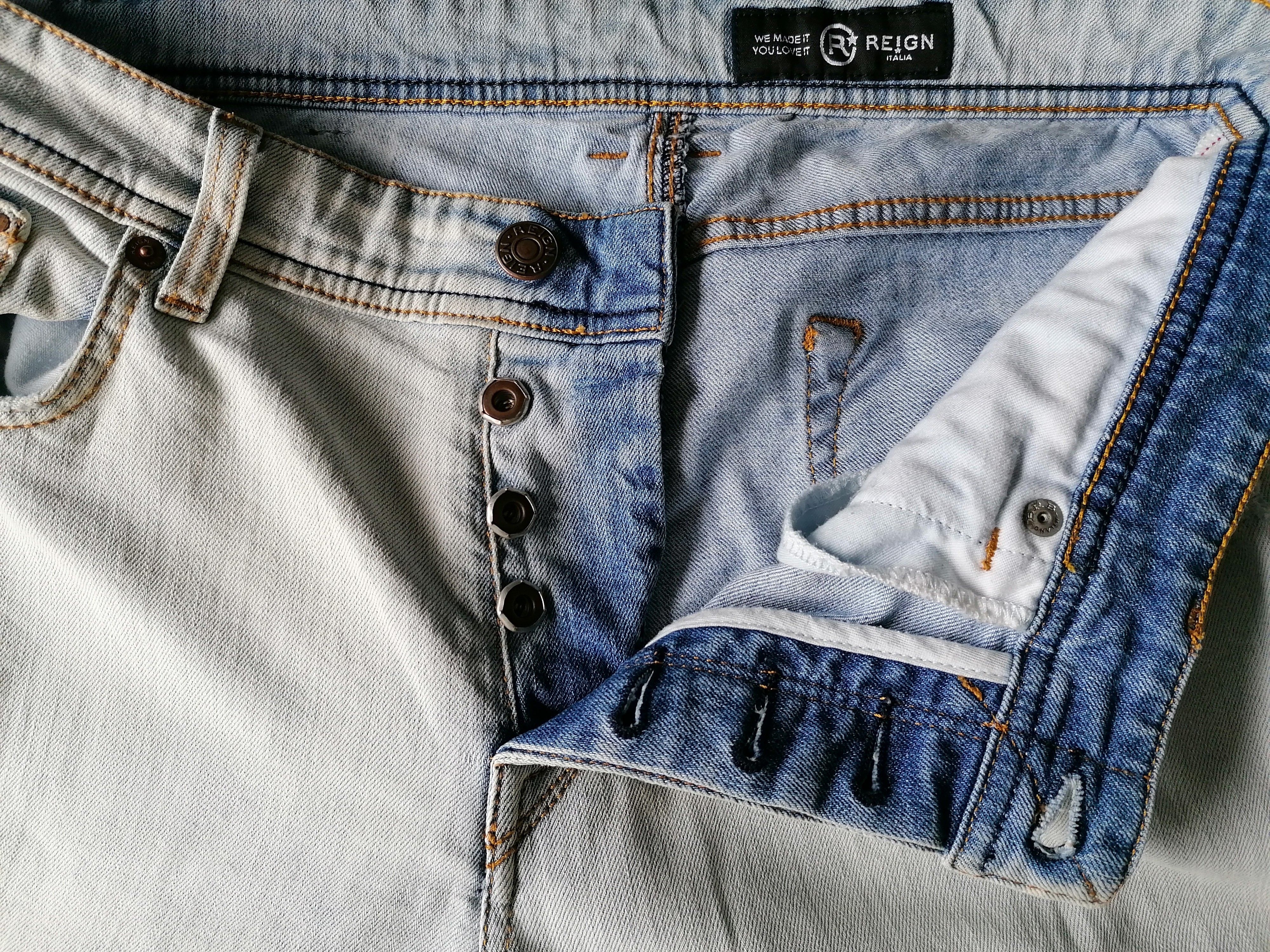 Reign Jeans. Colored light blue. Size W32 L34. Stretch