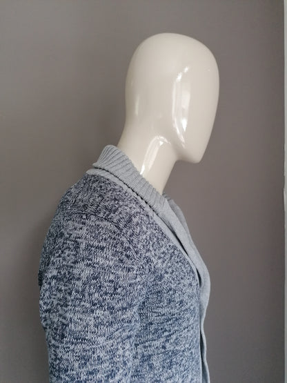 Nous façonnons le cardigan avec des boutons. Gris bleu mélangé. Taille M.