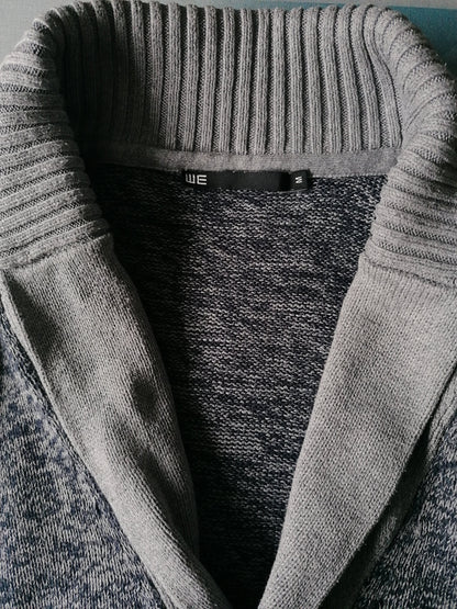 Nous façonnons le cardigan avec des boutons. Gris bleu mélangé. Taille M.