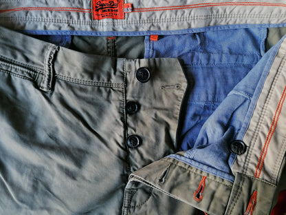 Superdry Broek / Chino. Beige gekleurd. Maaat 56 / XL. Type Rookie Chino.