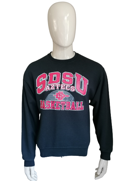 Jerzees Pullover mit Druck "SDSU Aztects Basketball". Schwarz rot gefärbt. Größe M.