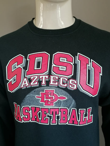 Jerzees Pullover mit Druck "SDSU Aztects Basketball". Schwarz rot gefärbt. Größe M.