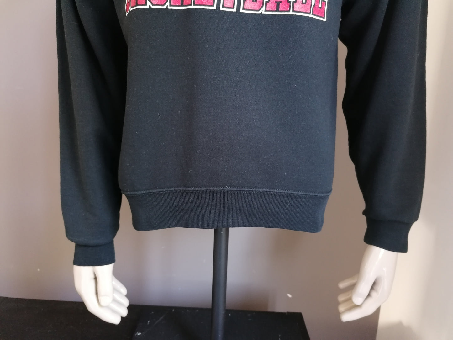 Jerzees Pullover mit Druck "SDSU Aztects Basketball". Schwarz rot gefärbt. Größe M.