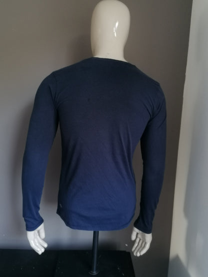 Tom Tailor Longsleeve with V-neck. Dark blue with print. Size S.