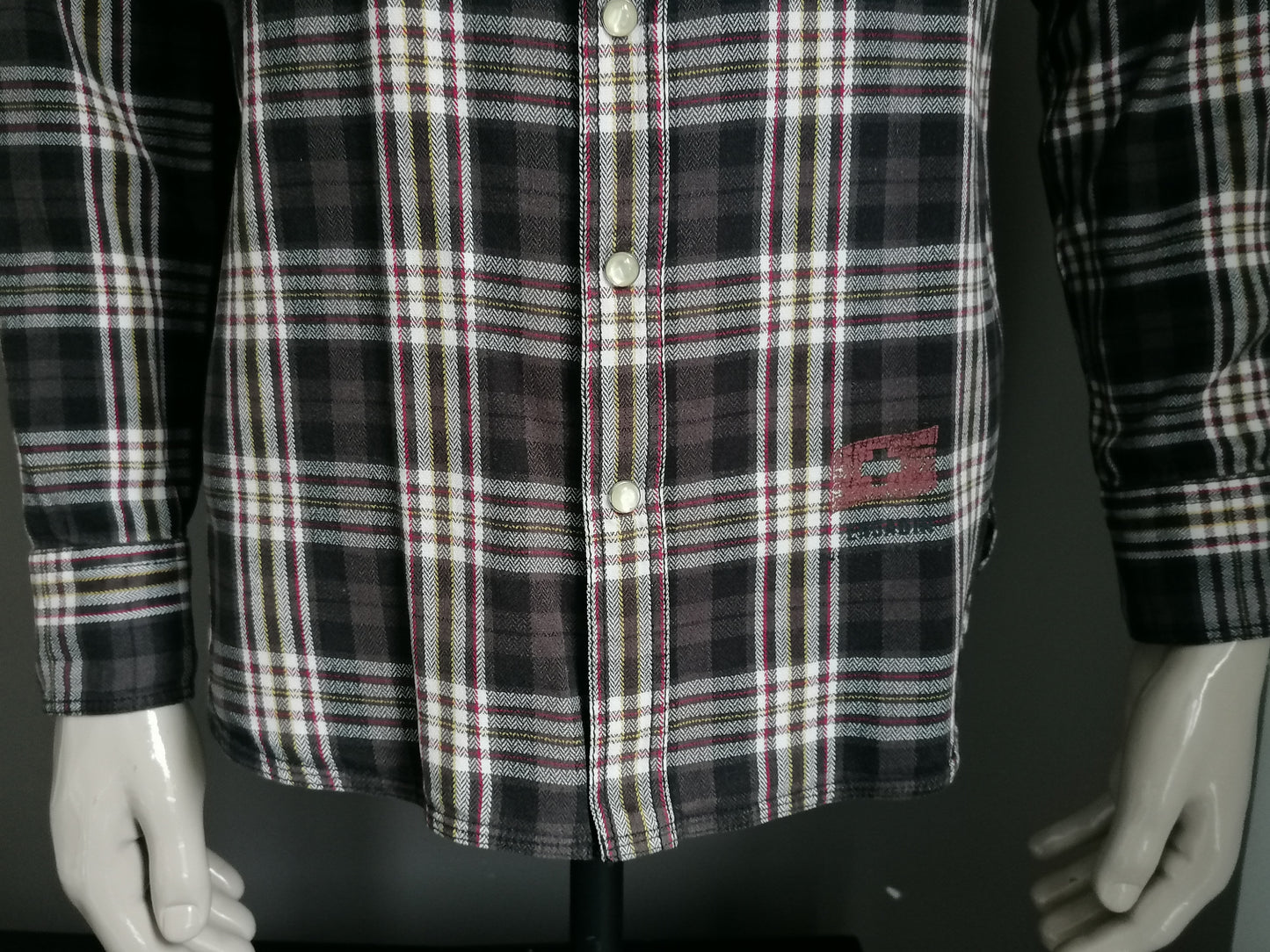 Bugatti Flannel Shirt avec goujons de presse. Brun jaune rouge blanc à carreaux. Taille S.