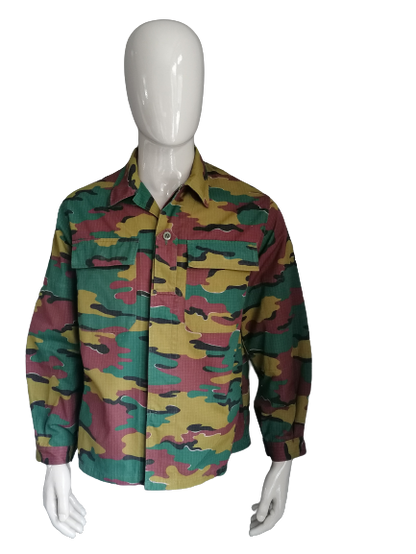 Camicia vintage dell'esercito / esercito, Belgio. Stampa dell'esercito marrone verde. Taglia L.