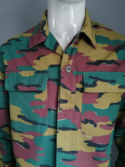 Camicia vintage dell'esercito / esercito, Belgio. Stampa dell'esercito marrone verde. Taglia L.