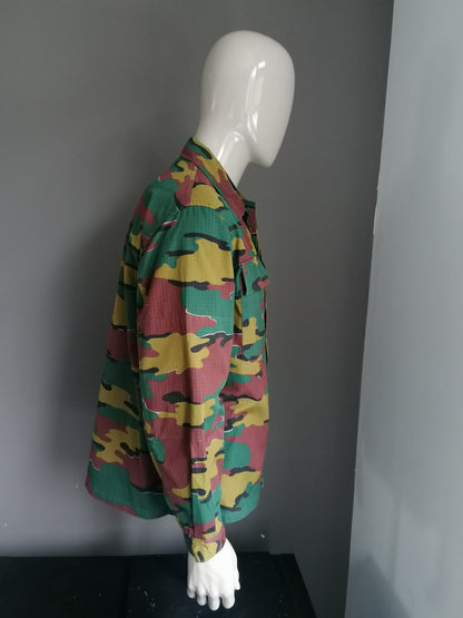 Camicia vintage dell'esercito / esercito, Belgio. Stampa dell'esercito marrone verde. Taglia L.