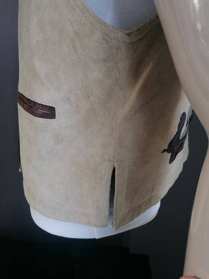 Weste Leder / Wildleder. Beige braun gefärbt. Große separate Knöpfe. Stickerei hinten. Größe M.