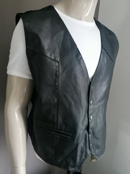 Gilet en cuir de chèvre avec goujons de presse. Couleur noire. Taille xl.