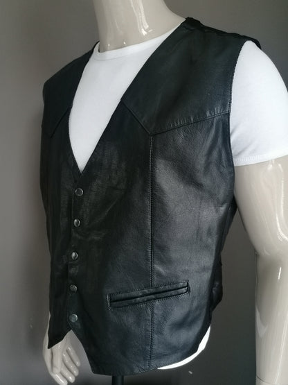 Gilet en cuir de chèvre avec goujons de presse. Couleur noire. Taille xl.