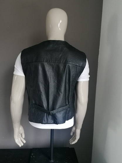 Goat leather pours with press studs and leather back. Black colored. Size L.