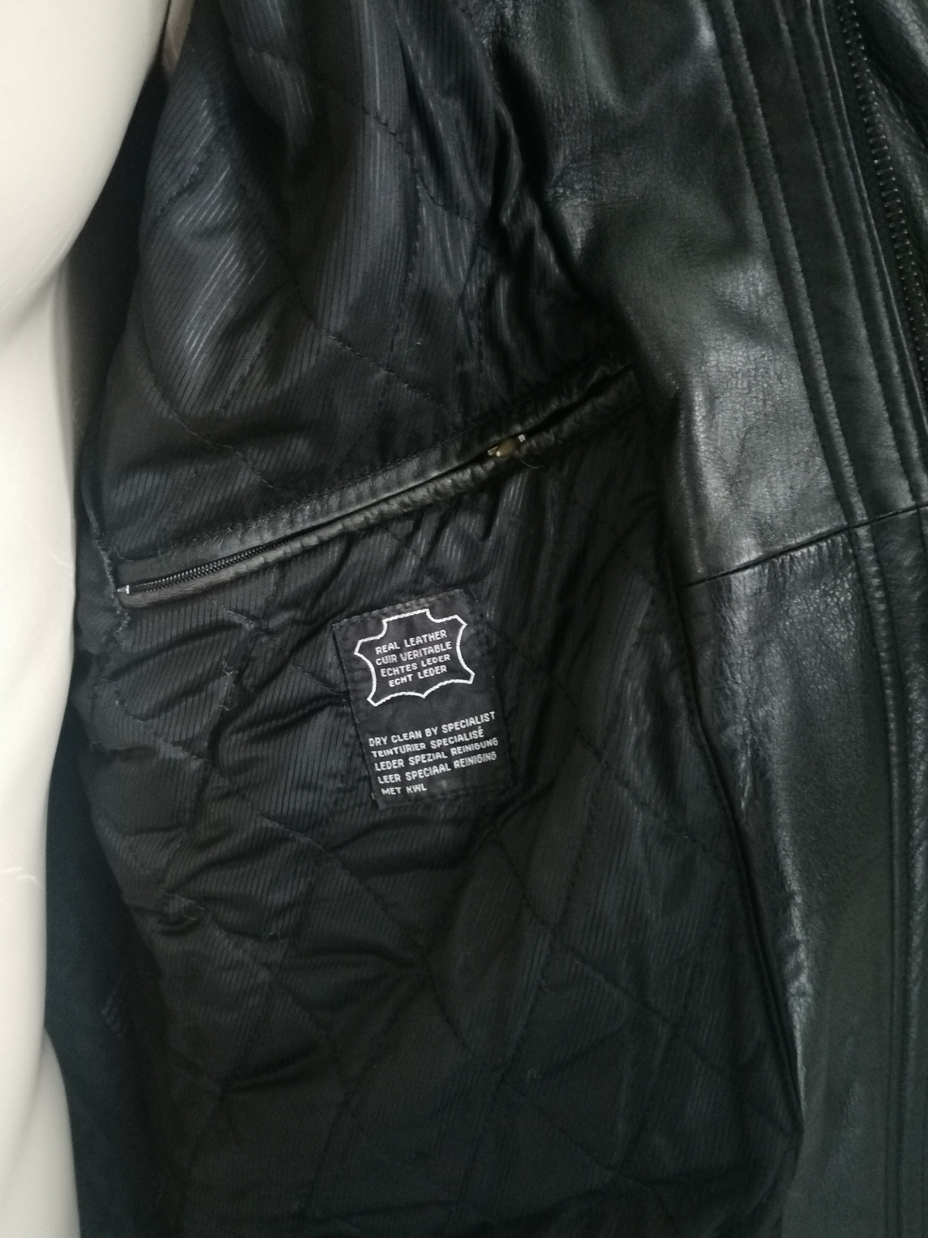 Vintage leather jacket. Lined with double closure and bags. Black