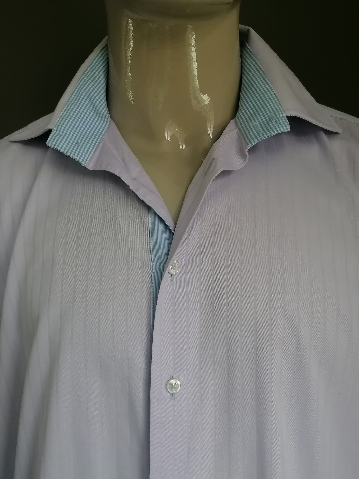 Shirt Avezzano. Rayé légèrement violet. Taille 44 / XL.