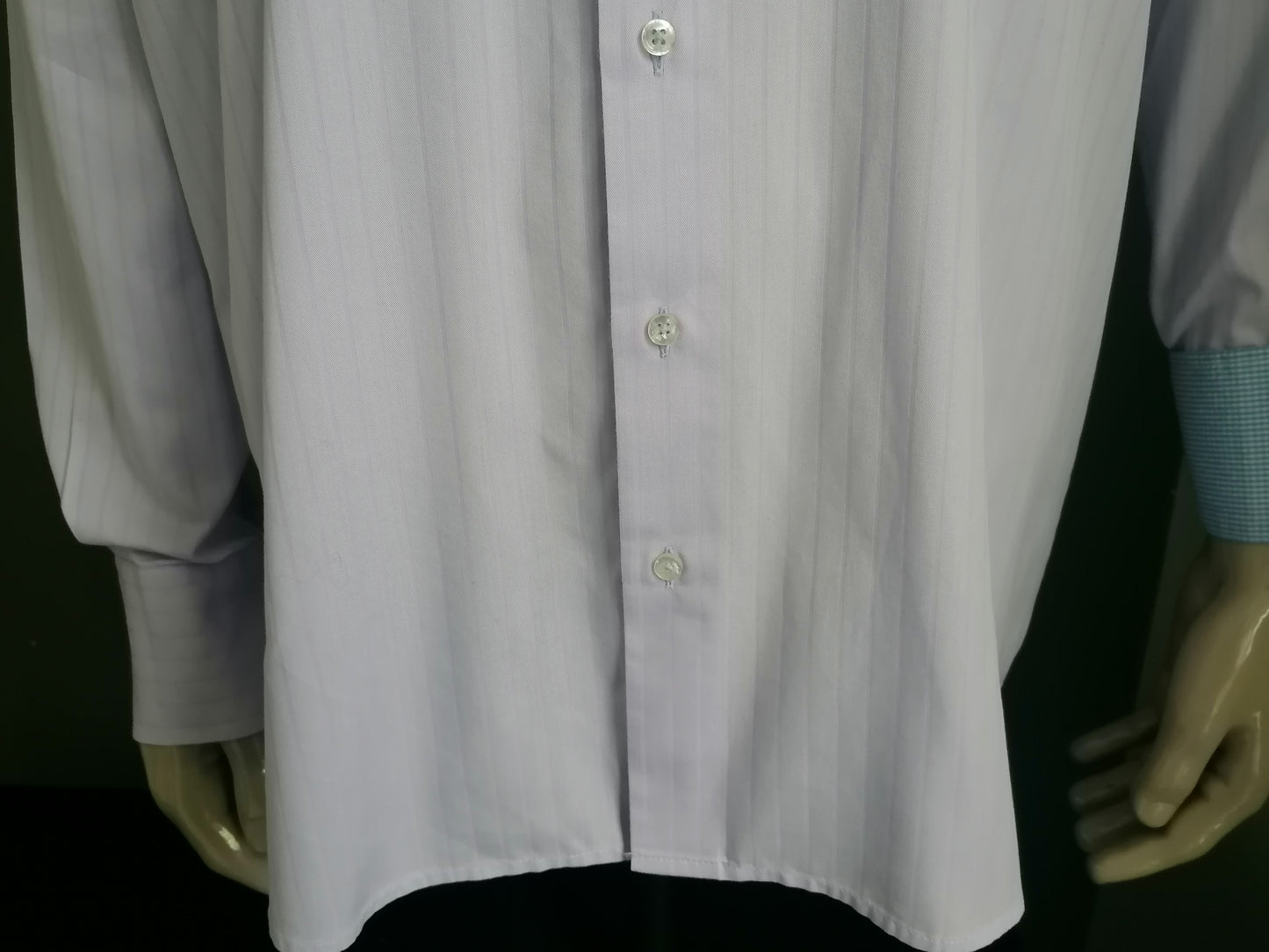 Shirt Avezzano. Rayé légèrement violet. Taille 44 / XL.