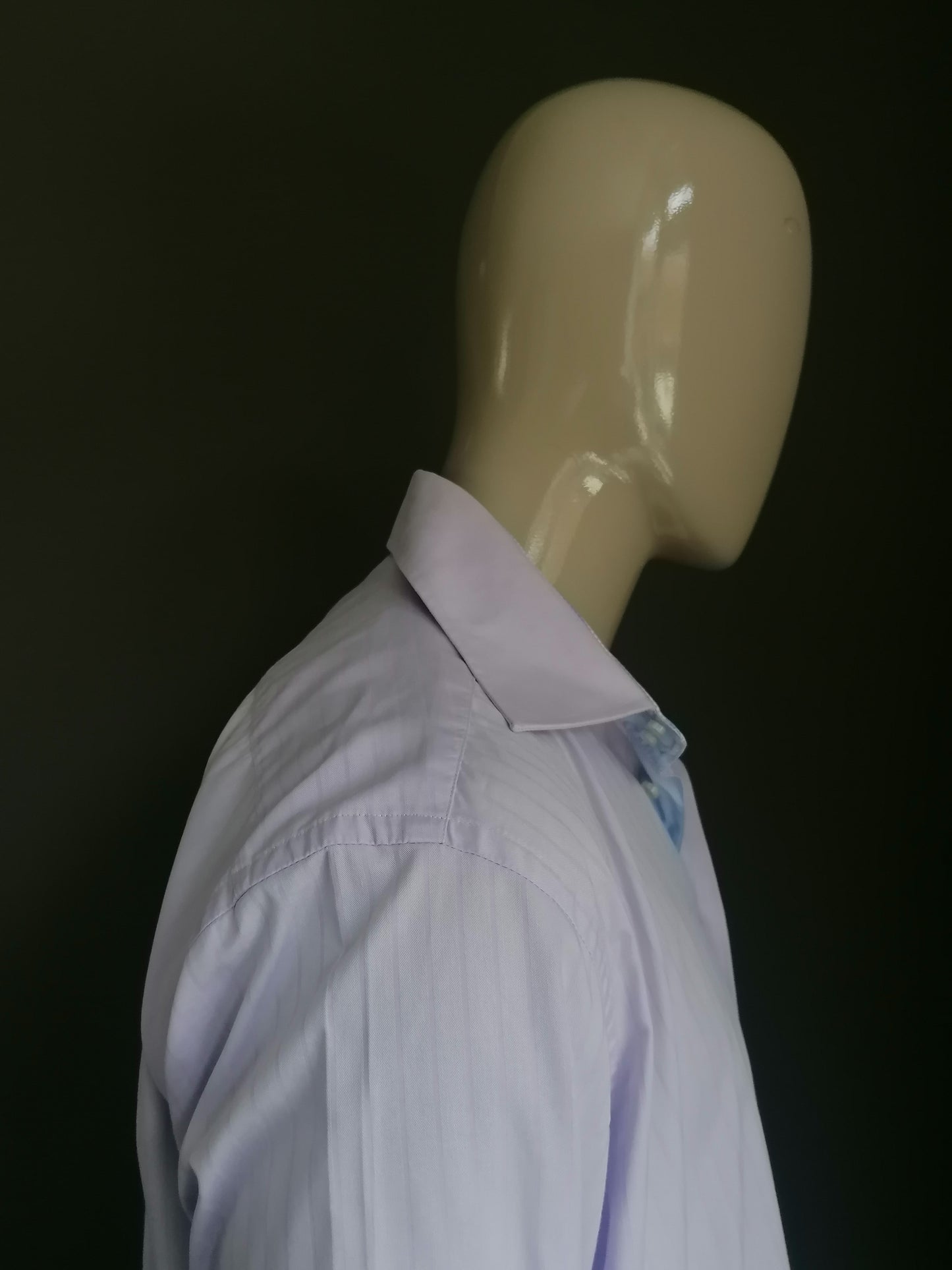 Shirt Avezzano. Rayé légèrement violet. Taille 44 / XL.