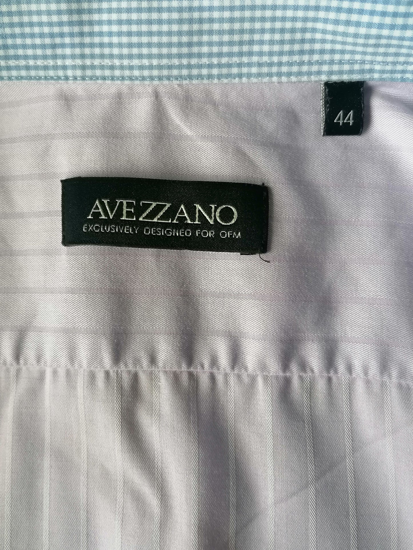 Shirt Avezzano. Rayé légèrement violet. Taille 44 / XL.